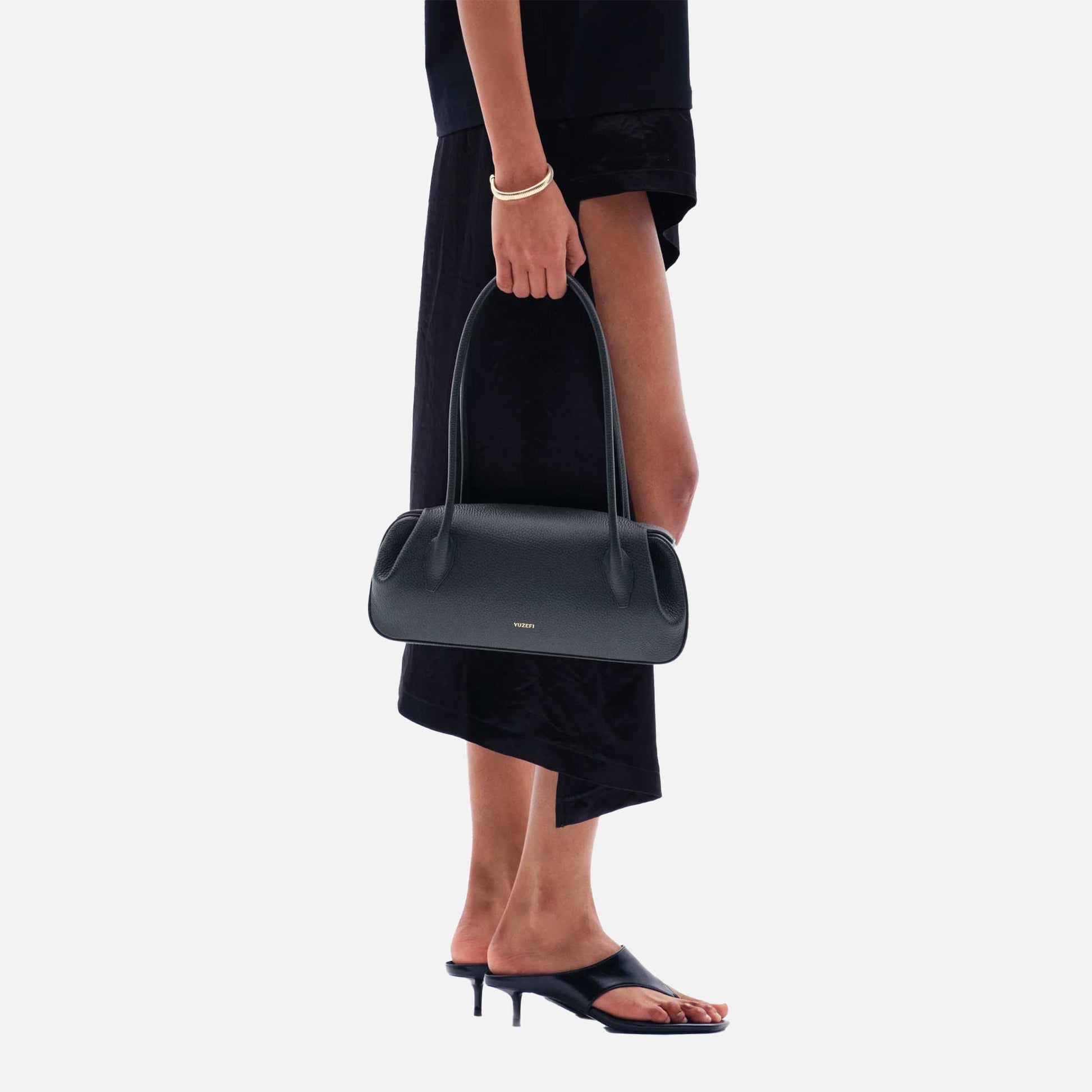 Oyster Shoulder Bag Grained Leather Black